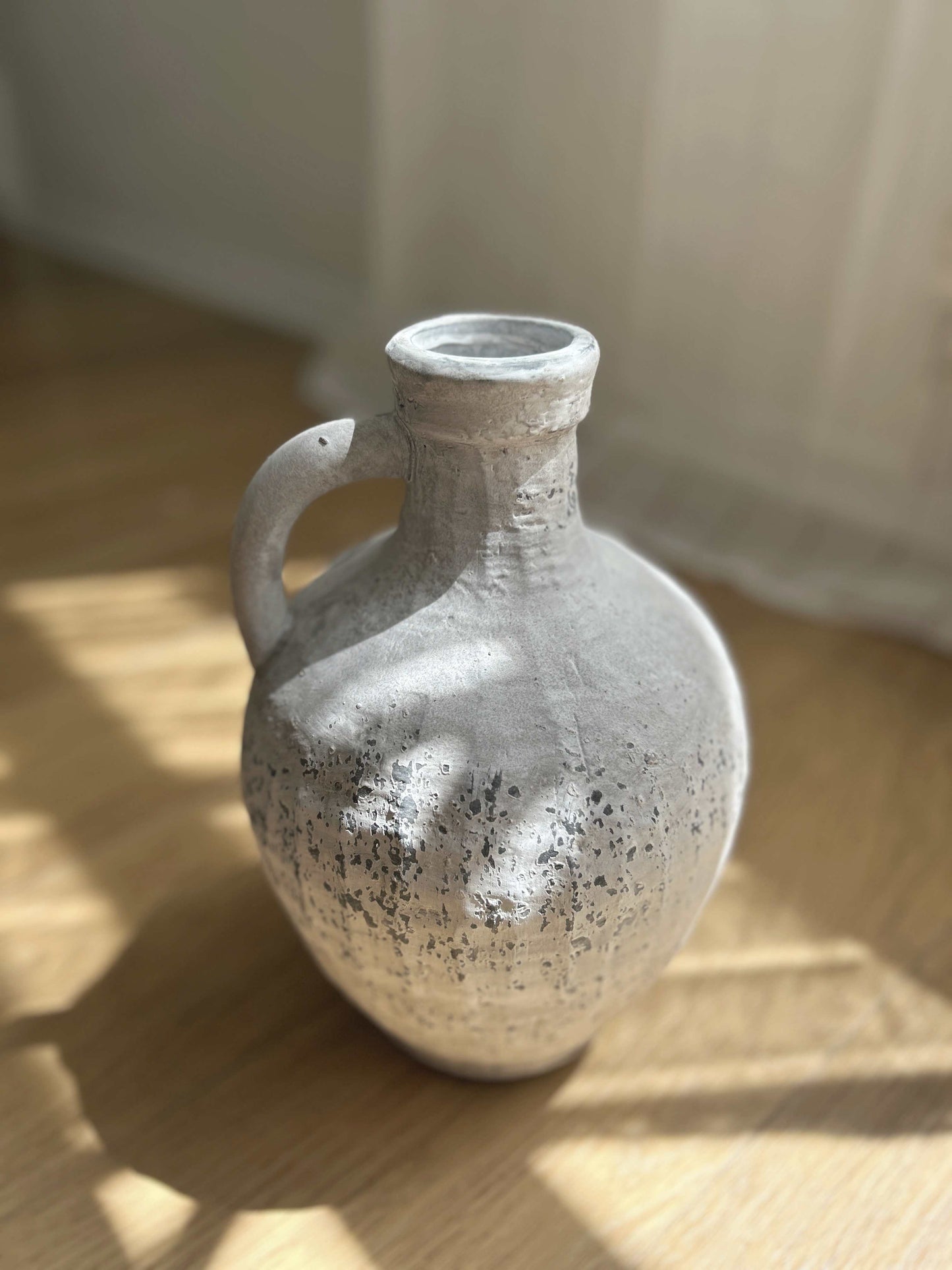 Speckled ceramic bottle vase with handle 28cm | Mellowdays Furniture