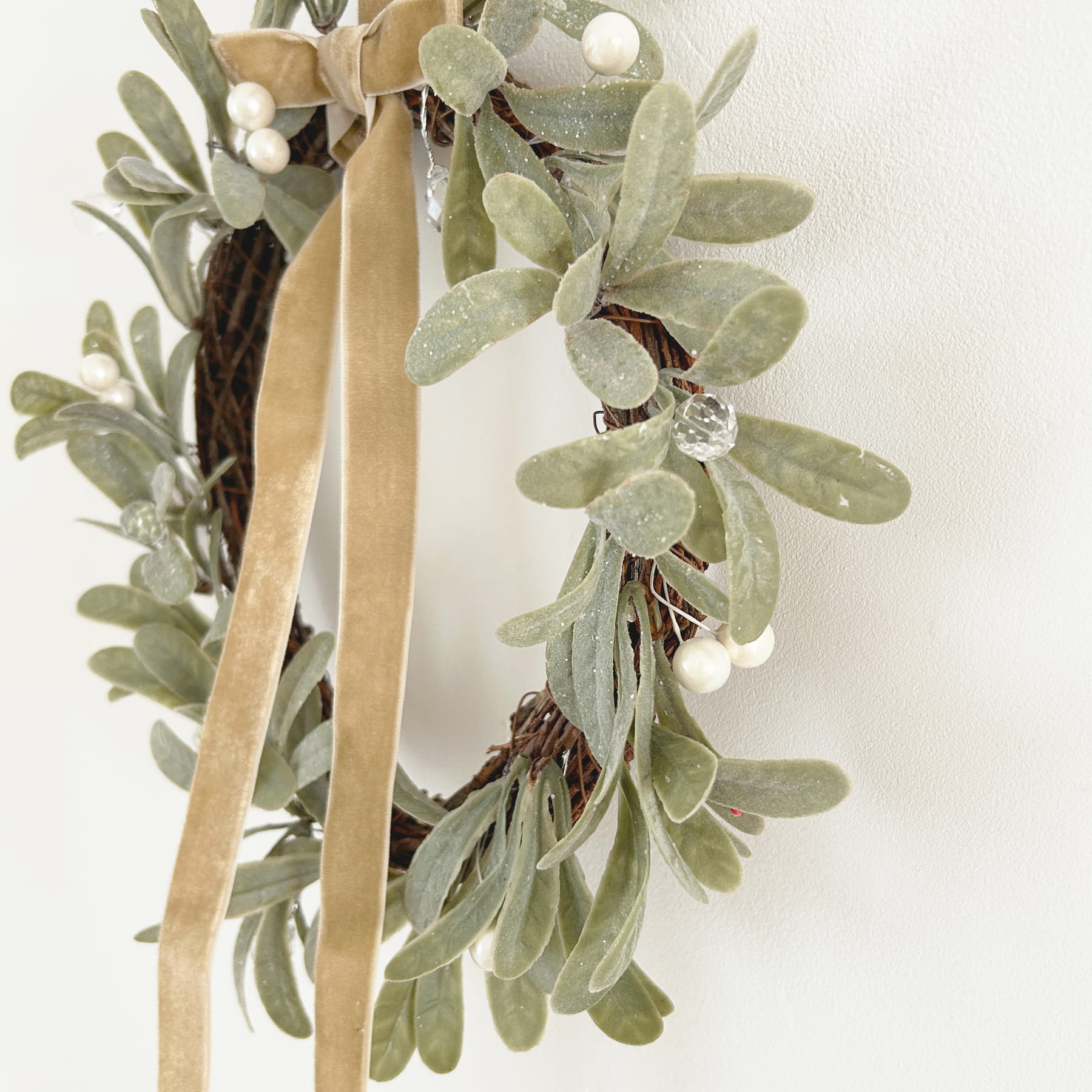 Felt Mistletoe Wreath with Gold Bow, 28cm | Mellowdays Furniture