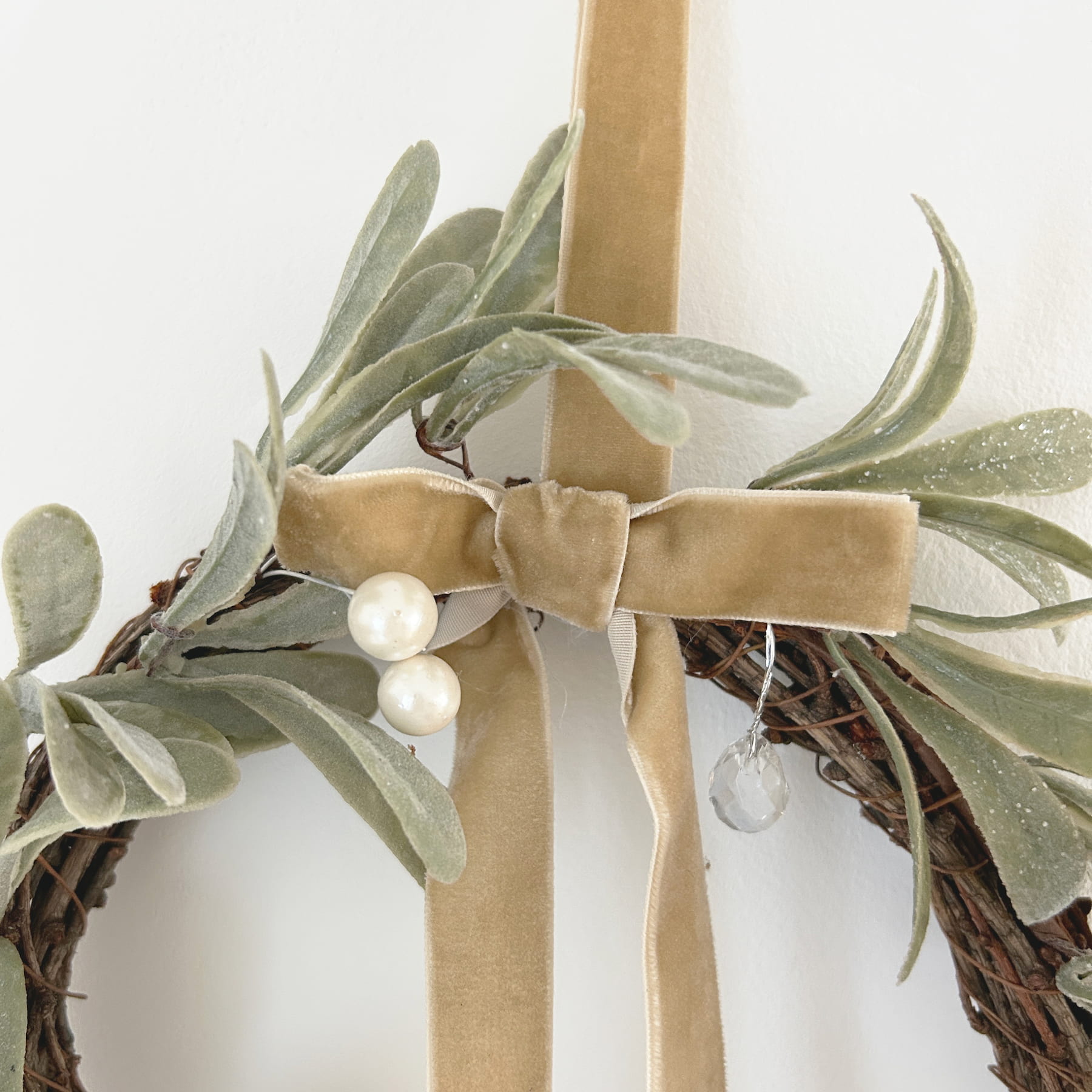 Felt Mistletoe Wreath with Gold Bow, 28cm | Mellowdays Furniture